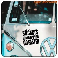 Vue rapprochée de la phrase « STICKERS MAKE MY VAN GO FASTER » sur un Volkswagen classique