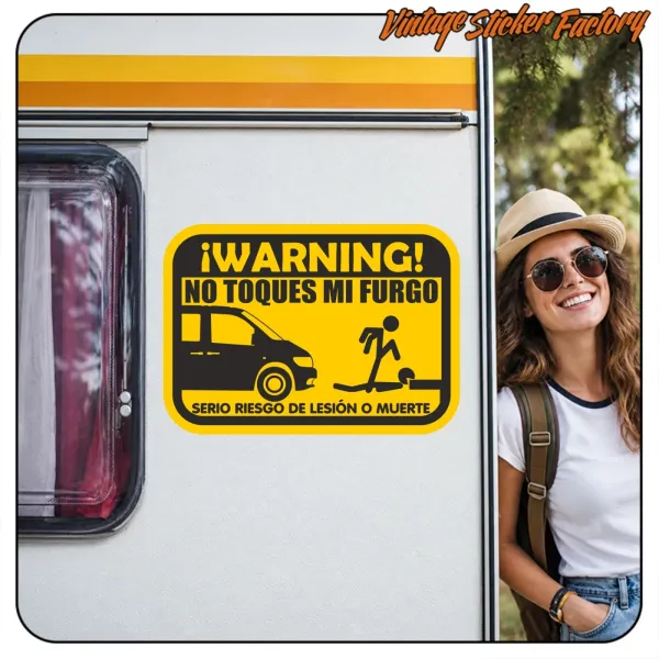 Gelb-schwarzer Aufkleber mit der Botschaft «WARNING! DON’T TOUCH MY VAN» auf einem Wohnwagen