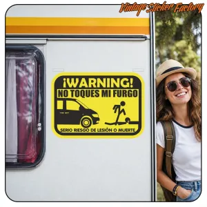 Vue de l’autocollant appliqué sur une caravane, avec des repères de pose visibles autour