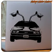 Schwarzer DeLorean-Aufkleber mit geöffneten Türen auf einer reflektierenden Oberfläche