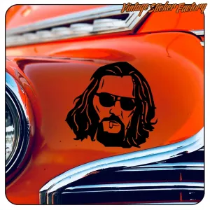 Autocollant BIG LEWOWSKY appliqué sur la carrosserie d’une voiture classique rouge