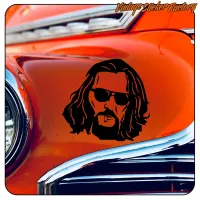 Detalle del adhesivo BIG LEWOWSKY sobre la carrocería de un automóvil clásico rojo