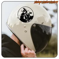 Heller Helm mit dunklem Visier und rundem Aufkleber mit Motorradthematik