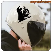 Darth-Vader-Aufkleber auf einem hellen Motorradhelm mit dunklem Visier