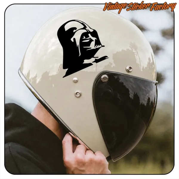 Vista lateral de un casco de moto claro con la pegatina de Darth Vader