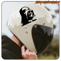 Vista lateral de un casco de moto claro con la pegatina de Darth Vader
