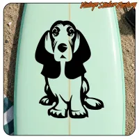 Vista del Cocker Spaniel aplicado sobre una tabla de surf verde claro