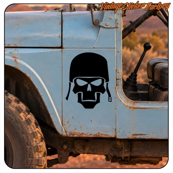 Pegatina de calavera con casco sobre la puerta de un vehículo azul
