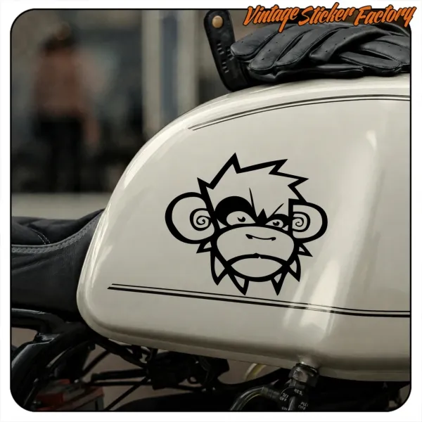 Detailaufnahme des auf einem Motorradtank angebrachten Affenaufklebers