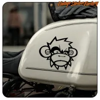 Detailaufnahme des auf einem Motorradtank angebrachten Affenaufklebers