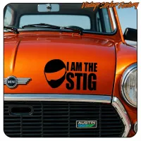Diseño I AM THE STIG en negro sobre el capó de un coche clásico naranja