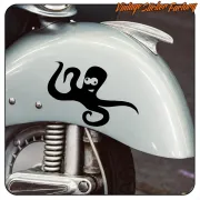 Schwarzer Oktopus auf dem vorderen Schutzblech eines klassischen Motorrads