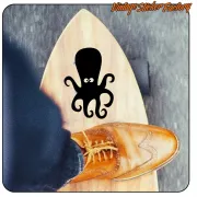 Pulpo negro aplicado sobre una tabla de surf junto a una zapatilla