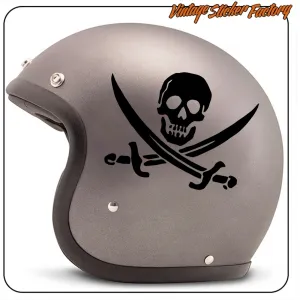 Schwarzer Piratenaufkleber mit Totenkopf und gekreuzten Schwertern auf einem grauen Motorradhelm