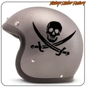 Schwarzer Piratenaufkleber mit Totenkopf und gekreuzten Schwertern auf einem grauen Motorradhelm
