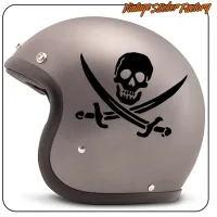 Ansicht des Piratenmotivs mit Totenkopf und gekreuzten Schwertern auf einem grauen Helm