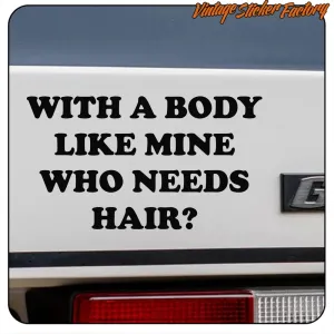 Texte « WITH A BODY LIKE MINE WHO NEEDS HAIR ? » appliqué à l’arrière d’un véhicule blanc