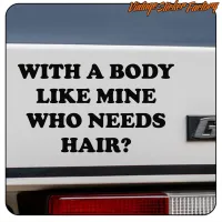 Vue du texte « WITH A BODY LIKE MINE WHO NEEDS HAIR ? » appliqué sur un véhicule blanc