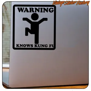 WARNING KNOWS KUNG FU Aufkleber auf einer grauen Metalloberfläche angebracht