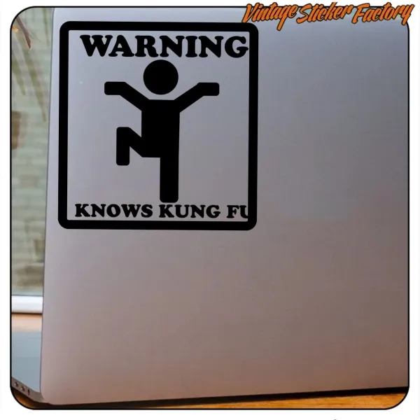 Ansicht des auf einer grauen Metalloberfläche angebrachten WARNING KNOWS KUNG FU Designs