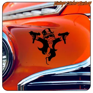 Adhésif noir appliqué sur la carrosserie orange d’une voiture ancienne