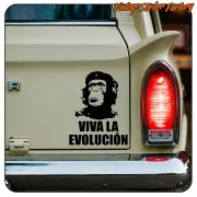 Pegatina «Viva la evolución» colocada junto al piloto trasero de un vehículo clásico