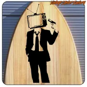 Vergrößertes TV-Head-Design auf einem Holzbrett mit sichtbarem Wasserzeichen
