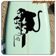 Monkey TNT Aufkleber auf einem hellgrünen Board
