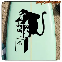 Detail des Monkey TNT Designs auf einem hellgrünen Board