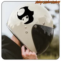 Weißer Helm mit dunklem Visier und schwarzem Pilzaufkleber auf der Oberseite