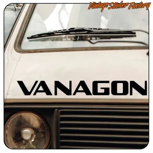 Pegatina negra VANAGON aplicada en el frontal de una furgoneta blanca.
