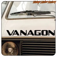 Detalle del vinilo VANAGON sobre la carrocería frontal de una furgoneta.