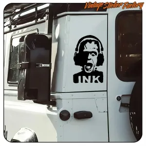 Pegatina de Herman Munster «INK» aplicada en el lateral de una furgoneta