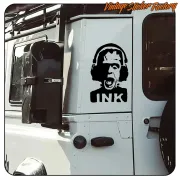 Pegatina de Herman Munster «INK» aplicada en el lateral de una furgoneta