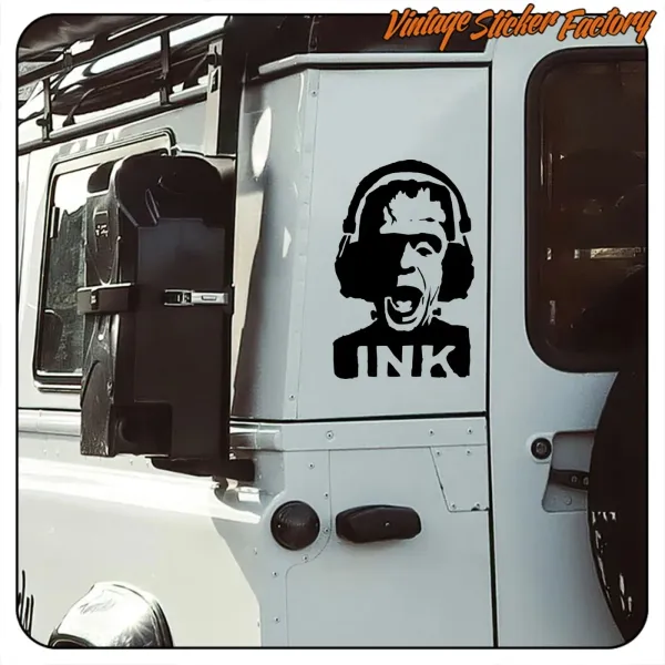 Vue alternative du sticker « INK » de Herman Munster appliqué sur une camionnette