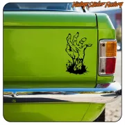 Schwarze Zombiehand an der grünen Seite eines klassischen Fahrzeugs angebracht