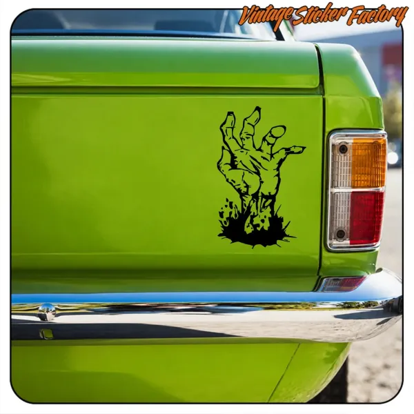 Detail einer schwarzen Zombiehand an der grünen Seite eines klassischen Fahrzeugs
