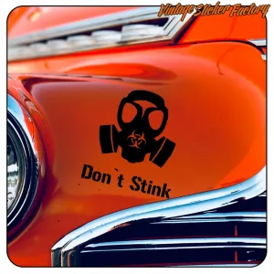Adhesivo negro de máscara de gas y texto «Don't Stink» aplicado sobre la carrocería de un coche clásico