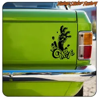 Alternative Ansicht des schwarzen Zombie-Aufklebers auf einem grünen Fahrzeug