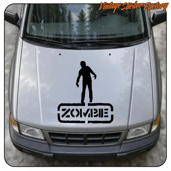 Frontansicht eines grauen Fahrzeugs mit schwarzem Zombie-Design auf der Motorhaube