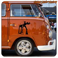 Oranges Wohnmobil mit schwarzer AT-AT-Silhouette an der Seite
