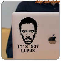 Alternative Ansicht des Aufklebers mit bärtigem Gesicht und dem Text «IT'S NOT LUPUS» auf einem Laptop