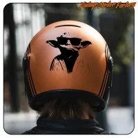 Vue arrière d’un casque de moto avec le design de Yoda portant des lunettes de soleil