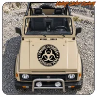 Vue de face d’un tout-terrain avec l’autocollant circulaire « ZOMBIE OUTBREAK RESPONSE TEAM » sur le capot