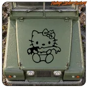 Autocollant Kitty Zombie noir placé à l’avant d’un véhicule ancien