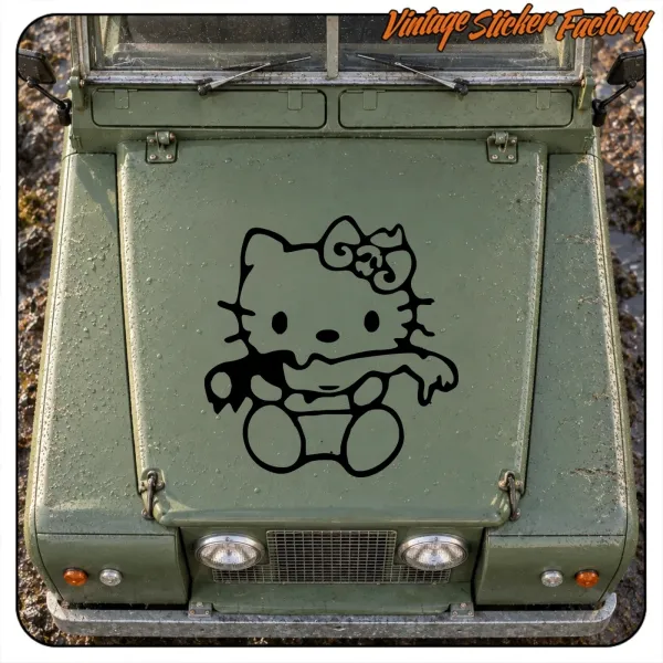 Vue du design Kitty Zombie appliqué à l’avant d’un véhicule ancien