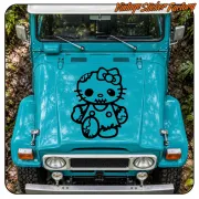 Kitty-Zombie-Aufkleber auf der Motorhaube eines blauen Geländewagens