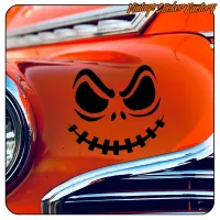 Alternative Ansicht eines schwarzen Schädels auf einem klassischen roten Auto