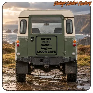 Pegatina LICOR CAFÉ aplicada en la parte trasera de un vehículo verde