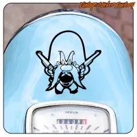 Pegatina de Yosemite Sam en la parte frontal de una scooter azul